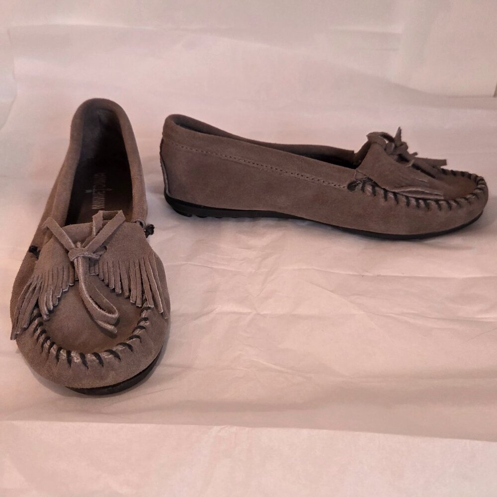 Minnetonka Kilty Hardsole Moccassin, 8M, Grey